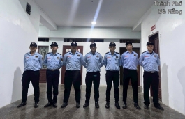 Nhân viên bảo vệ Thành Long tại cơ sở của khách hàng