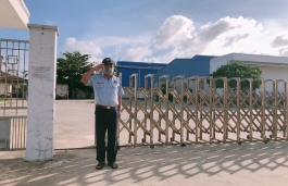 Nhân viên bảo vệ chào điều lệnh