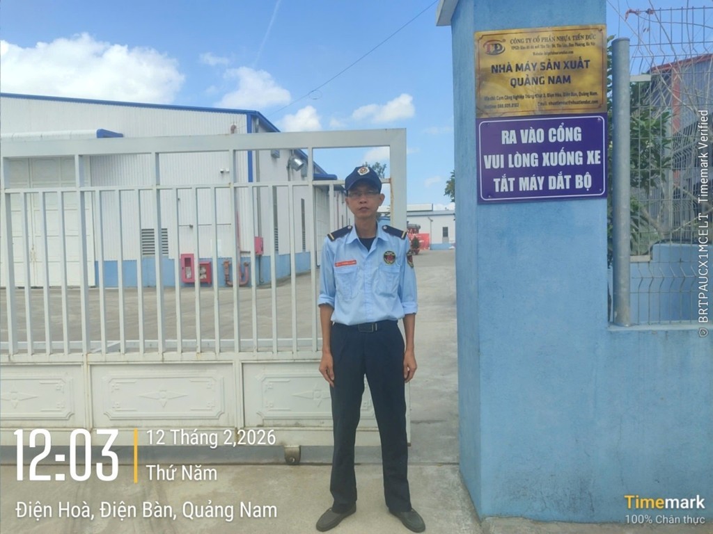 Bảo vệ cổng nhà máy sản xuất tấm ốp nhựa