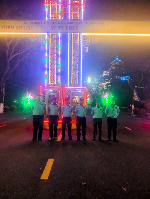 Nhân viên bảo vệ thành long tại lễ hội quán âm