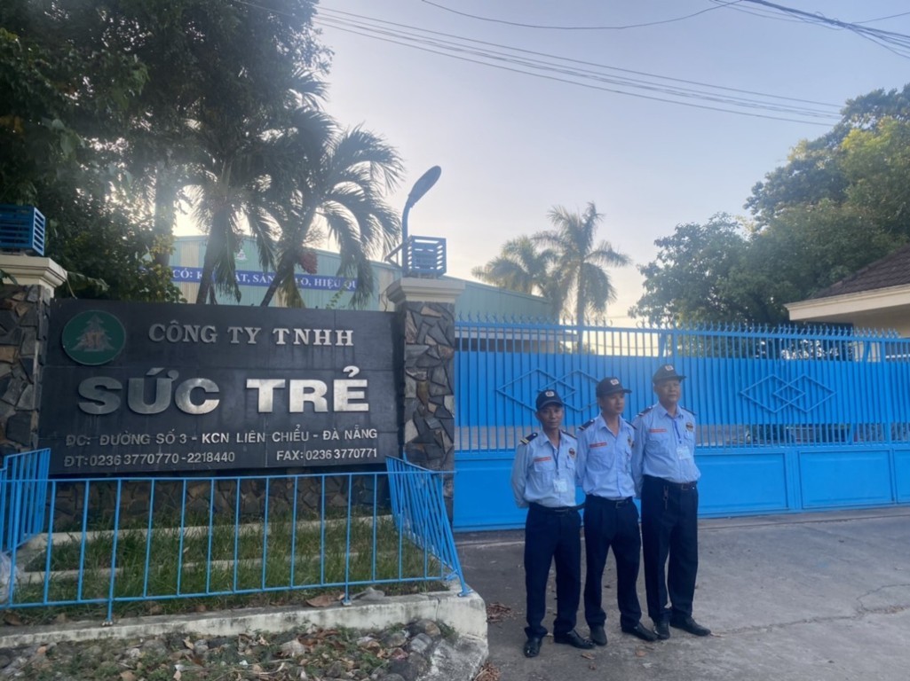 Nhân viên của Công ty bảo vệ Thành Long bảo vệ nhà máy giấy sức trẻ ở Liên Chiểu Đà Nẵng