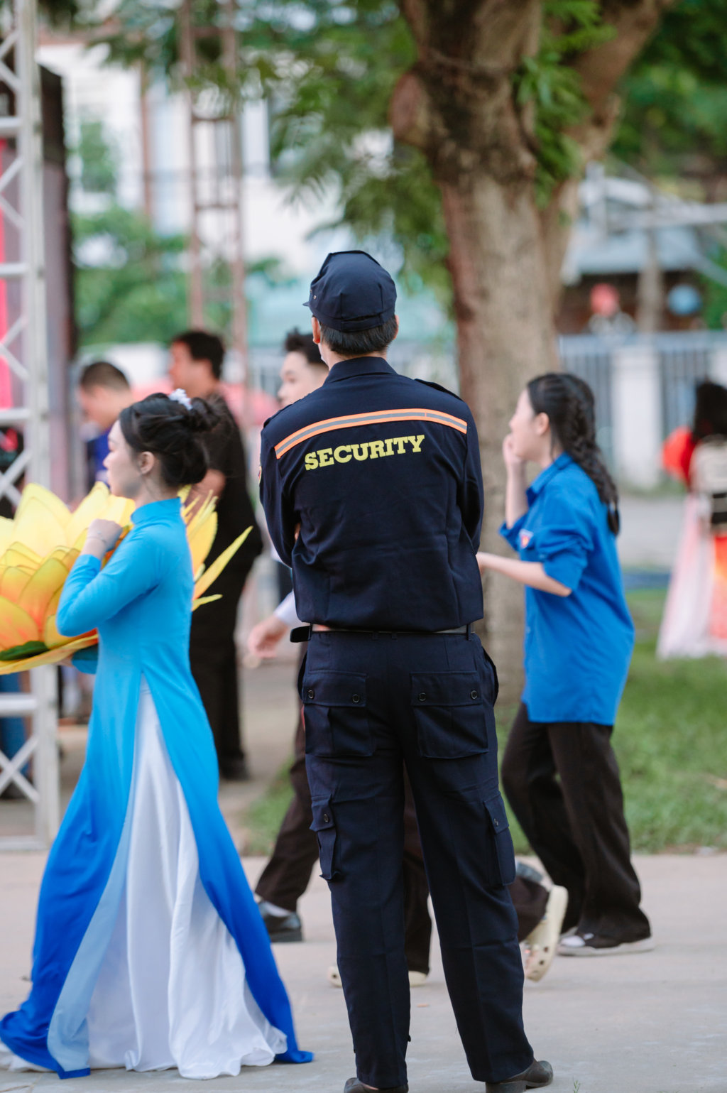 Nhân viên Thành Long bảo vệ