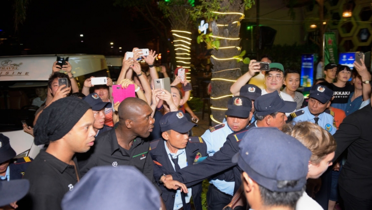 Rước cup C1 và hộ tống Ronaldinho